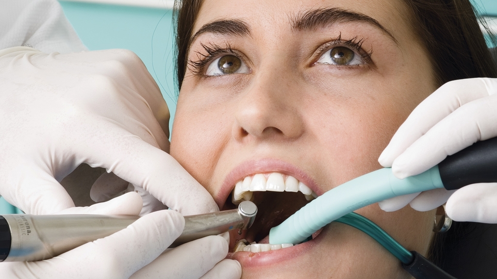 Vergrößerung des Bildes für Eine Frau bei einer Zahnarztbehandlung.