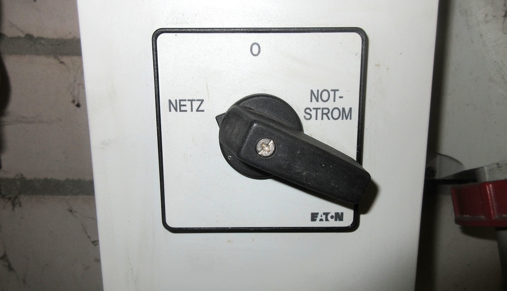 Vergrößerung des Bildes für Es ist ein Umschalter sichtbar mit den Stellungen Netz, Null und Notstrom. Der Schalter steht auf Notstrom..
