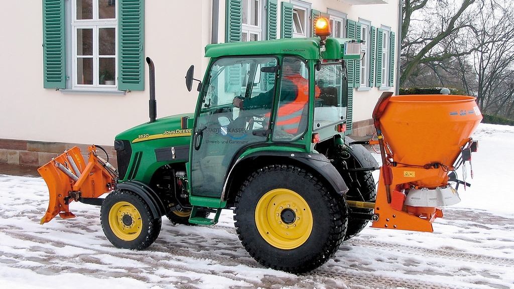 Vergrößerung des Bildes für Winterdienst: Traktor mit Räumschild und Salzstreuer.