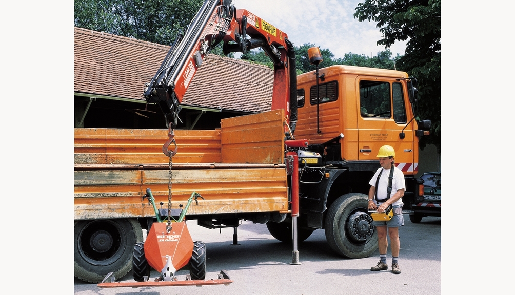 Vergrößerung des Bildes für Bauarbeiter am Lkw-Ladekran mit Funkfernsteuerung.