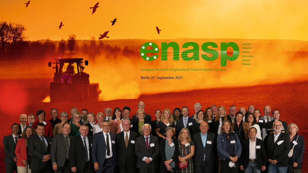 Vergrößerung des Bildes für A group photo of all those present at the ENASP conference 2021. In the background a tugboat is driving during the sunset. At the top right is the ENASP logo..