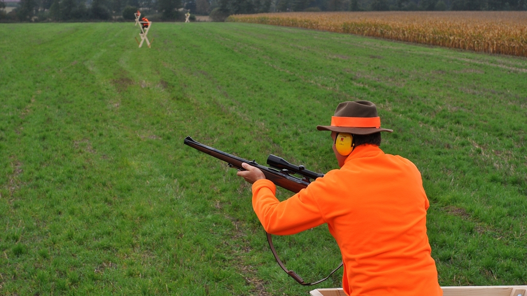Vergrößerung des Bildes für Jäger steht mit einem Gewehr auf der Kanzel .