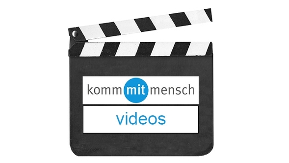 Gezeichnete Filmklappe mit dem Schriftzug "kommmitmensch Videos"  