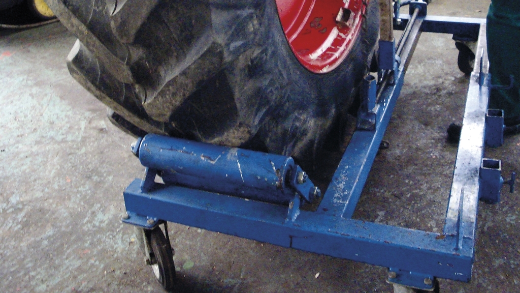Vergrößerung des Bildes für Blauer Montagewagen mit Reifen.