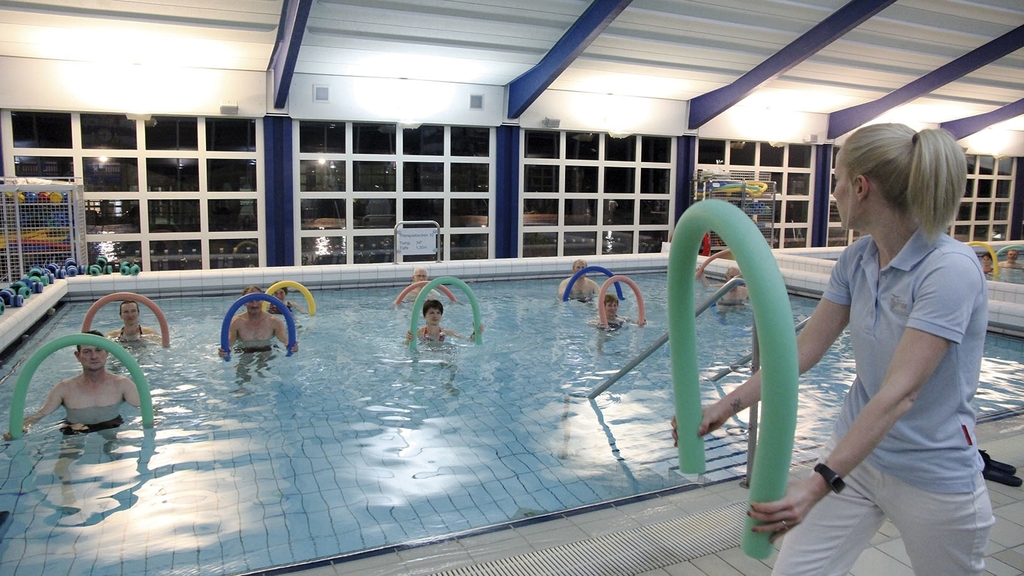 Vergrößerung des Bildes für Sportgruppe im Wasser bei Wassergymnastik.
