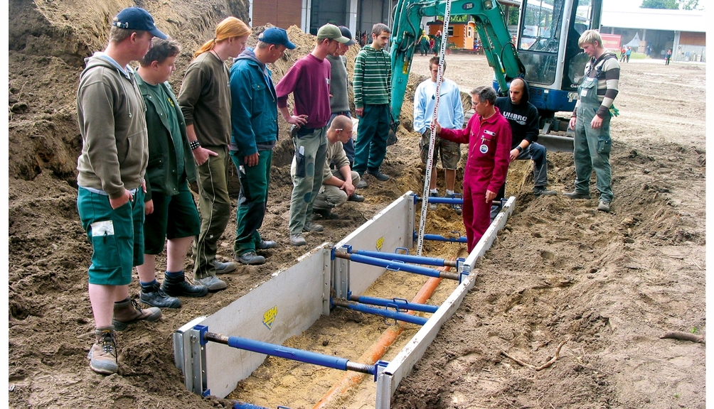Vergrößerung des Bildes für Arbeiter erhalten Einweisung in den Grabenverbau.
